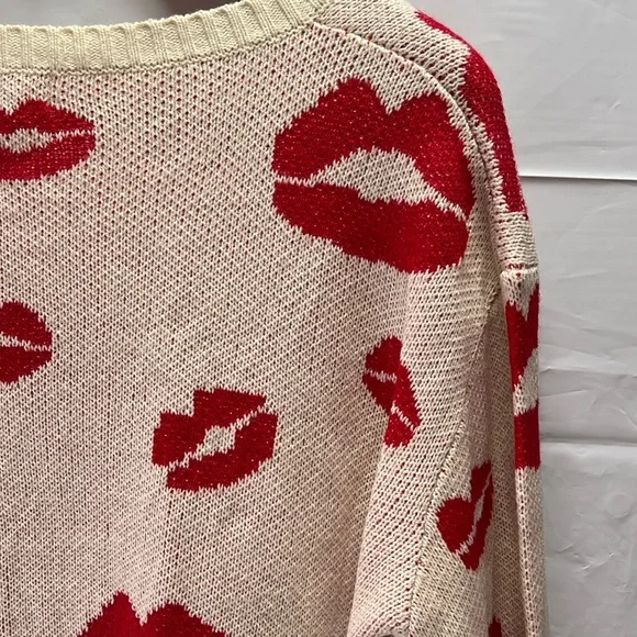 NEW - Red LIPS Graphic Size Small POL Sweater - Picture 7 of 11